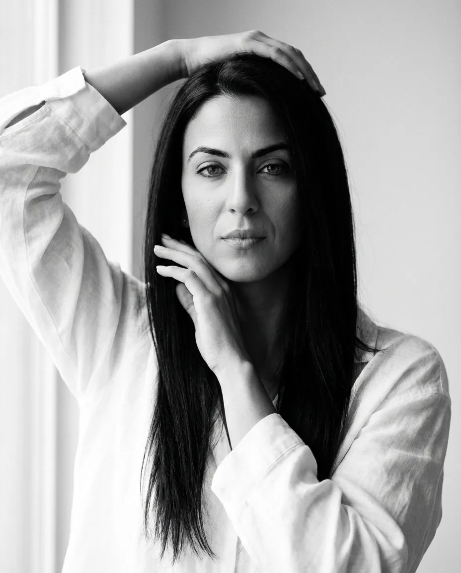 Black-and-White Fine Art Portrait Photography, Minimalist Aesthetic - Imagem 1