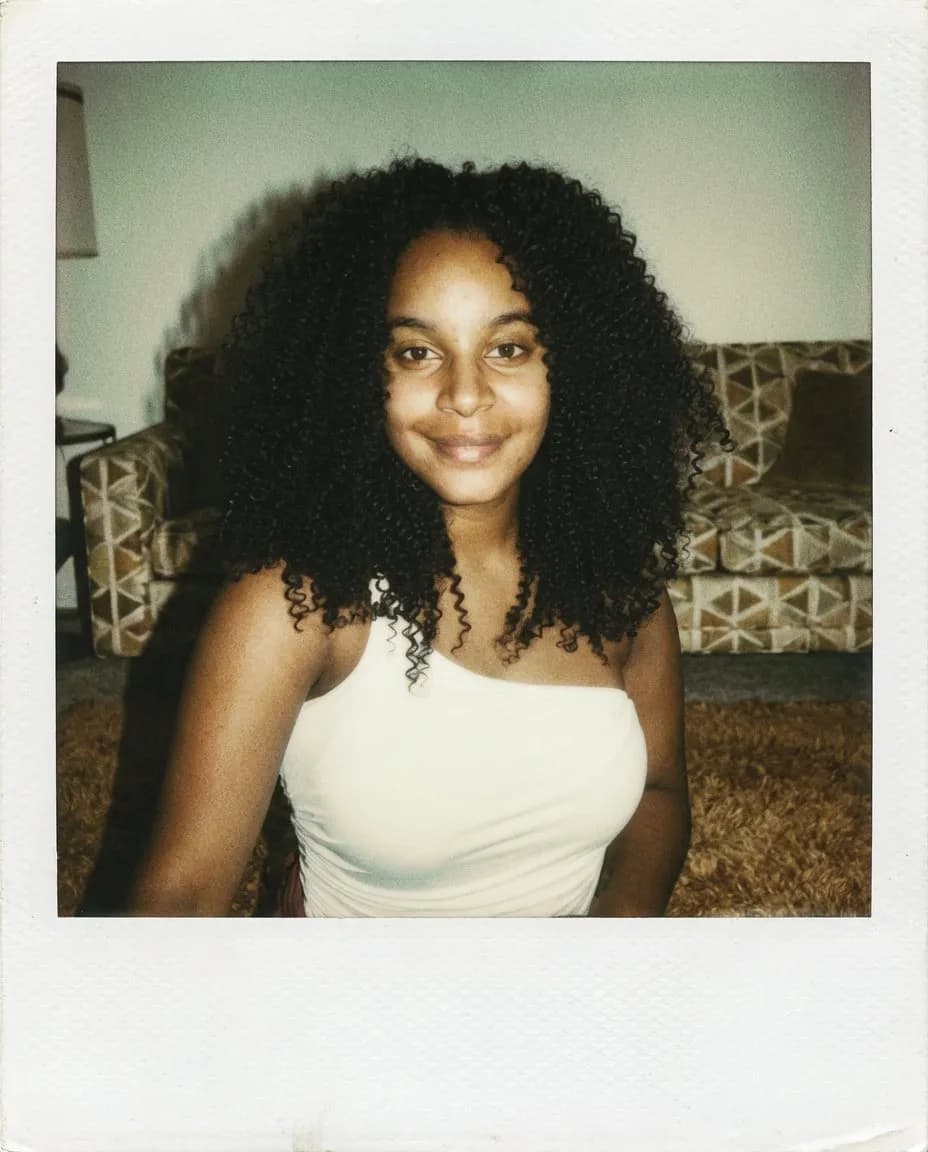 Authentic 1974 Polaroid-Style Retro Portrait Photography - Imagem 1