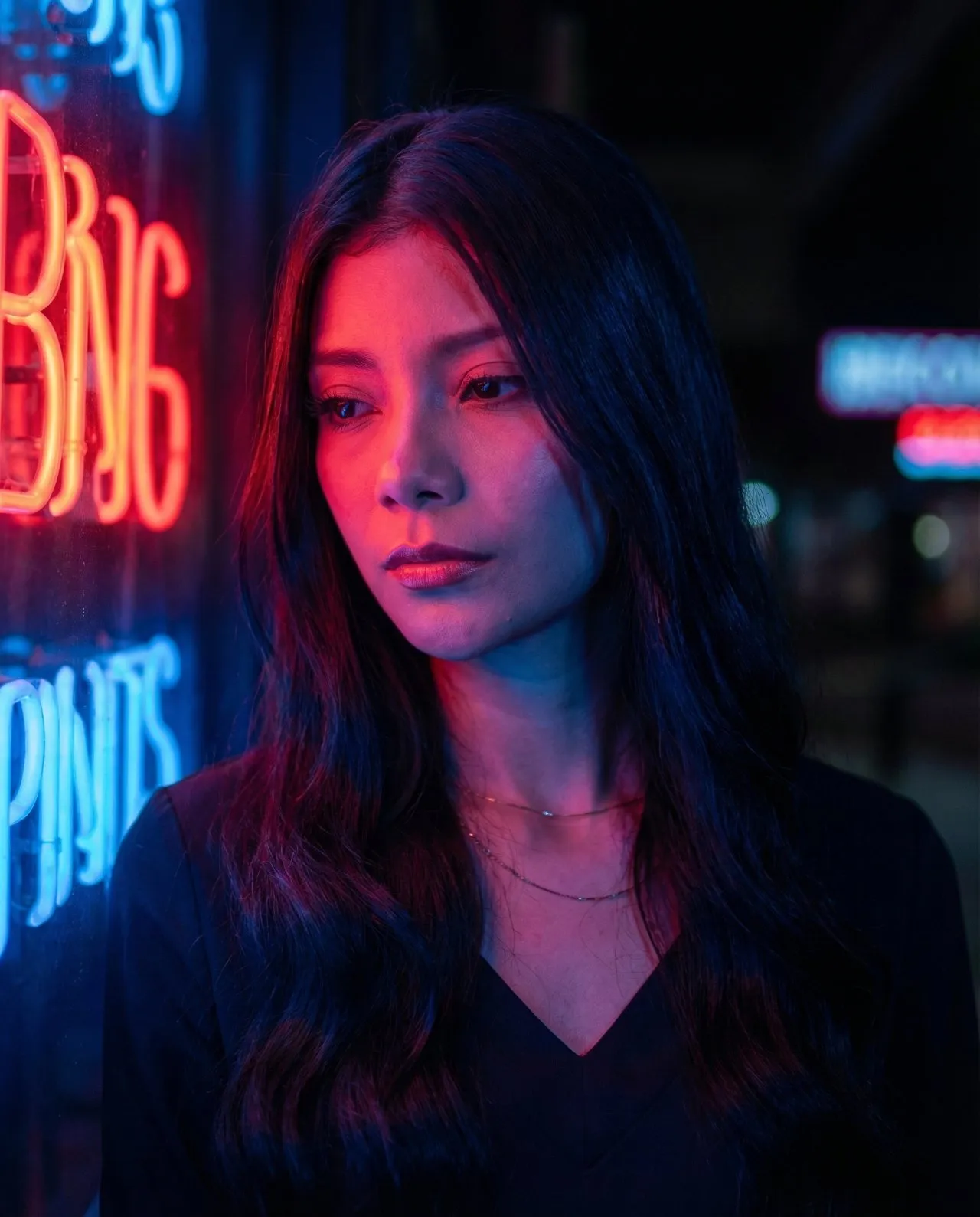 Neon Split-Light Night Portrait, Cinematic 50mm Photography - Imagem 1