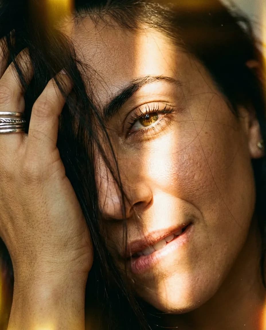 Cinematic Golden Sunlight Close-Up Portrait Photography - Imagem 1